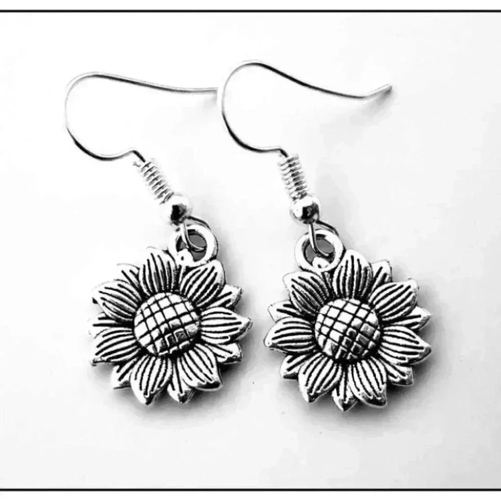Sunflower Charm Earring 11$